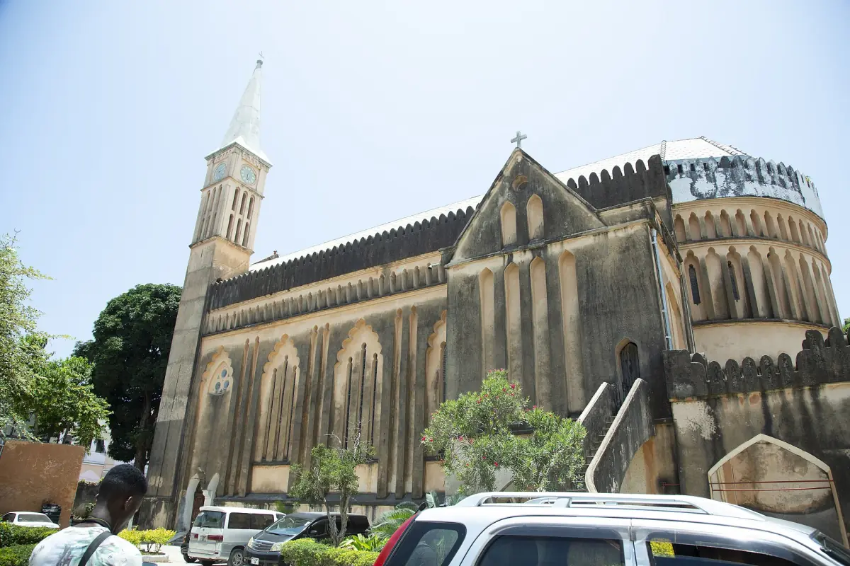 Cathédrale anglicane de Stone Town avec sa tour et ses fenêtres en arc