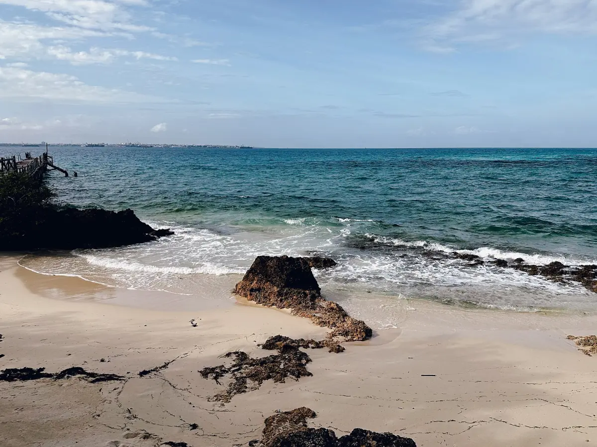 Plage de sable paisible sur l’île de Changuu, bordée d’une eau claire et peu profonde