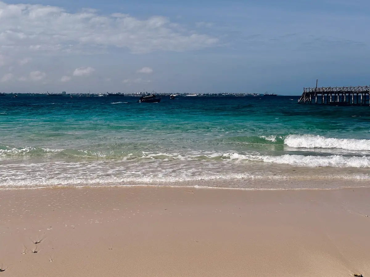Vue depuis l’île de Changuu sur la mer en direction de Stone Town