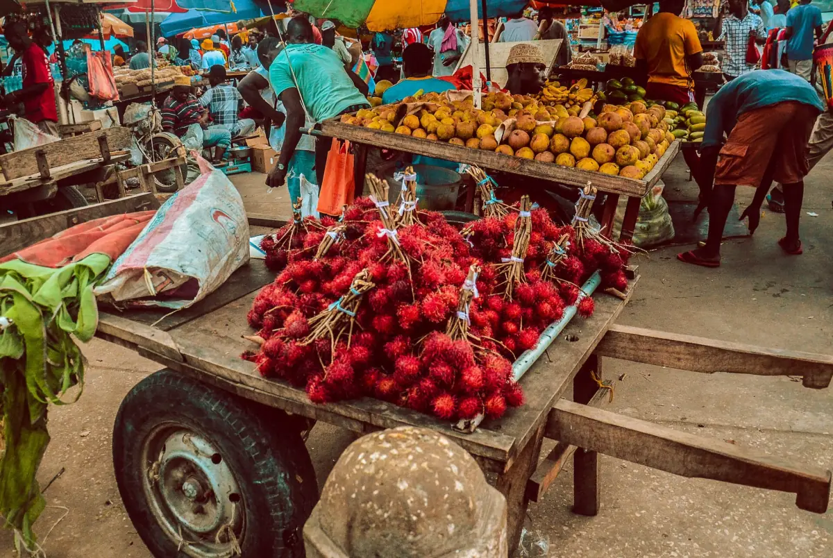 Chariot chargé de fruits au Darajani Market à Stone Town