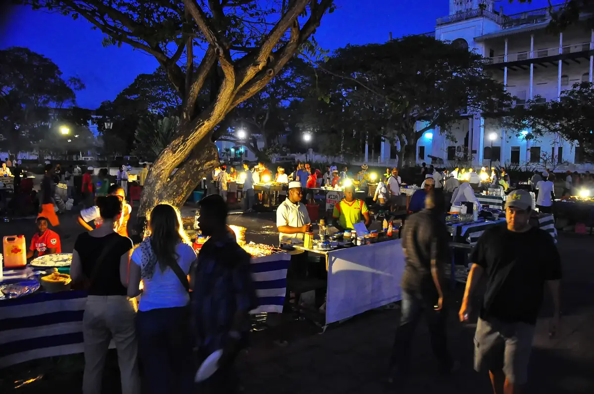 Abendliche Essensstände und Besucher auf dem Forodhani-Nachtmarkt
