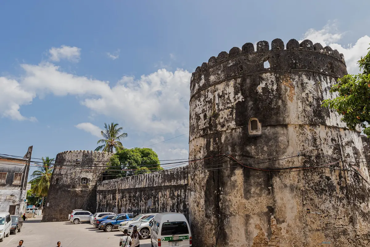 Tour d’angle ronde et mur du Old Fort à Stone Town
