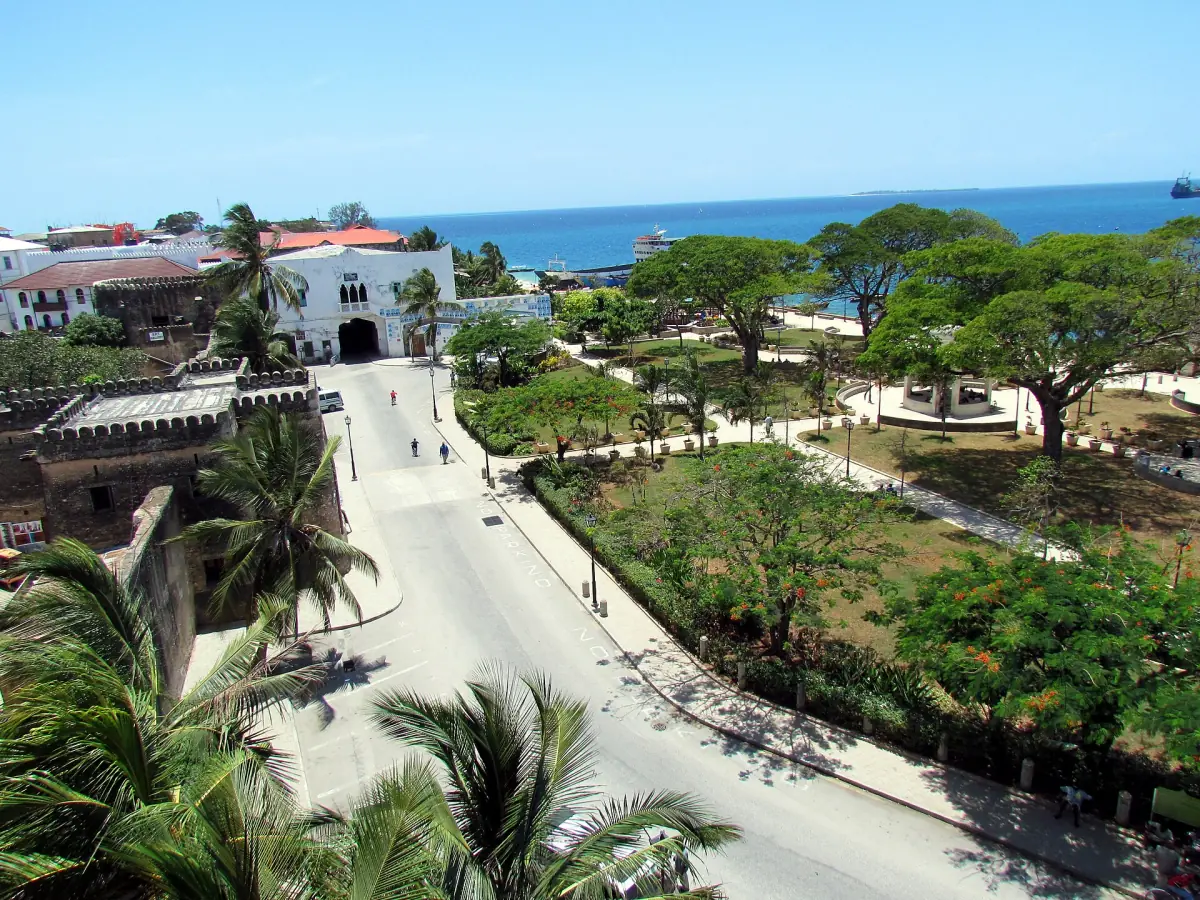Blick von oben auf Straße, Park und die alte Festung in Stone Town