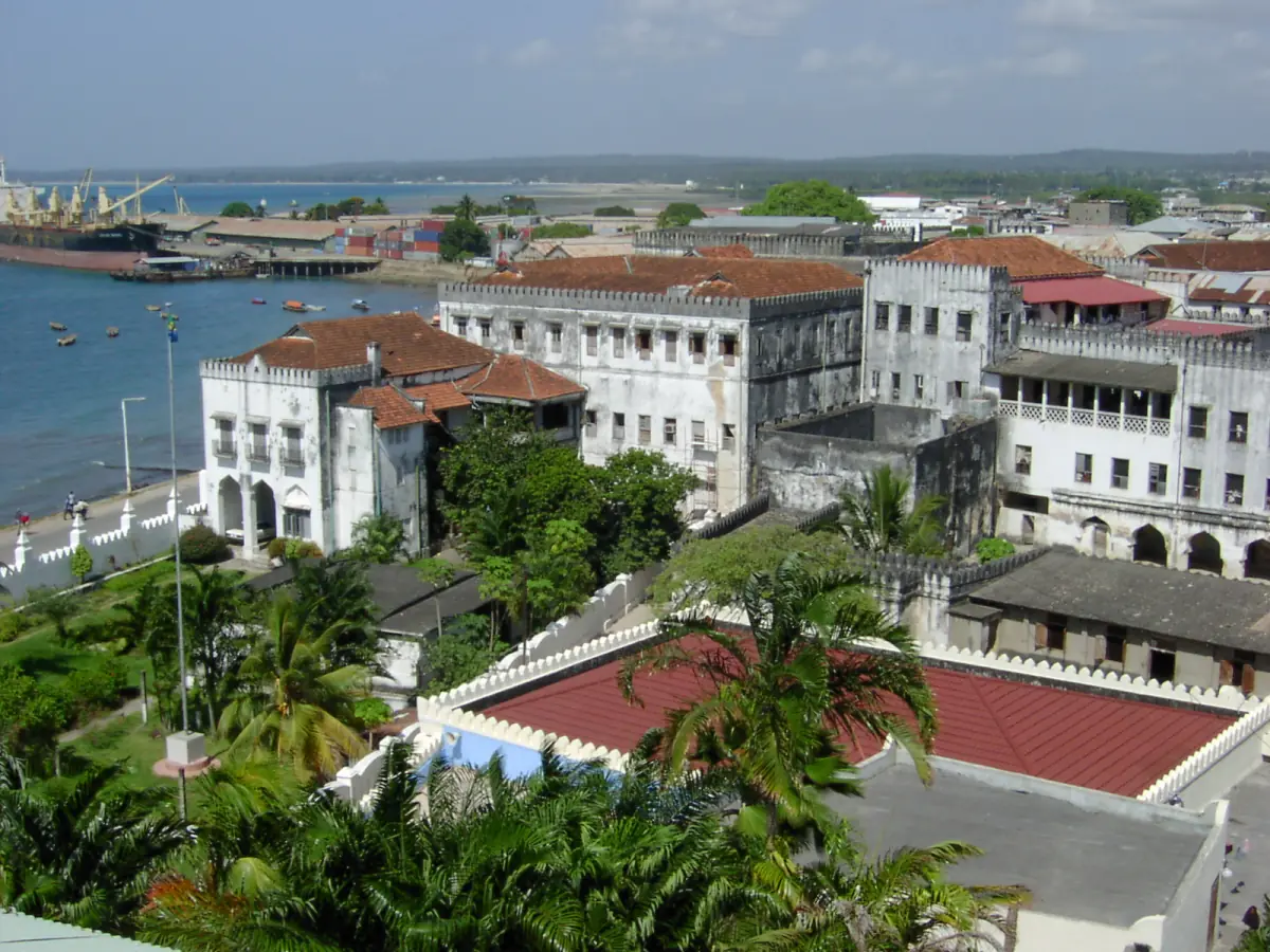Blick über den Sultanspalast und den Hafen von Stone Town