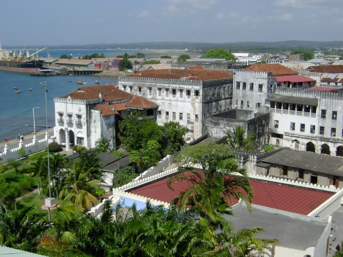 Vue sur le palais du sultan et le port de Stone Town