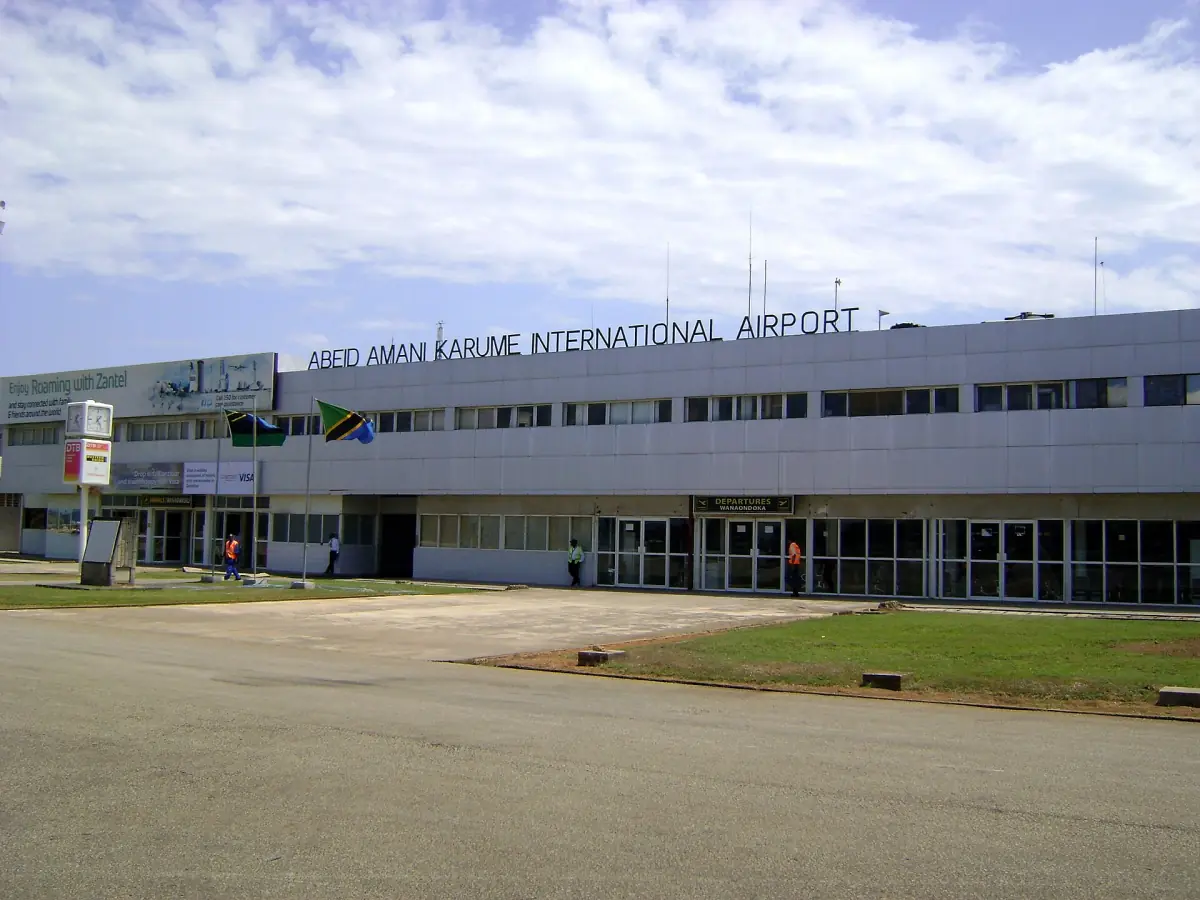 Passagierterminal des Flughafens Sansibar unter klarem Himmel