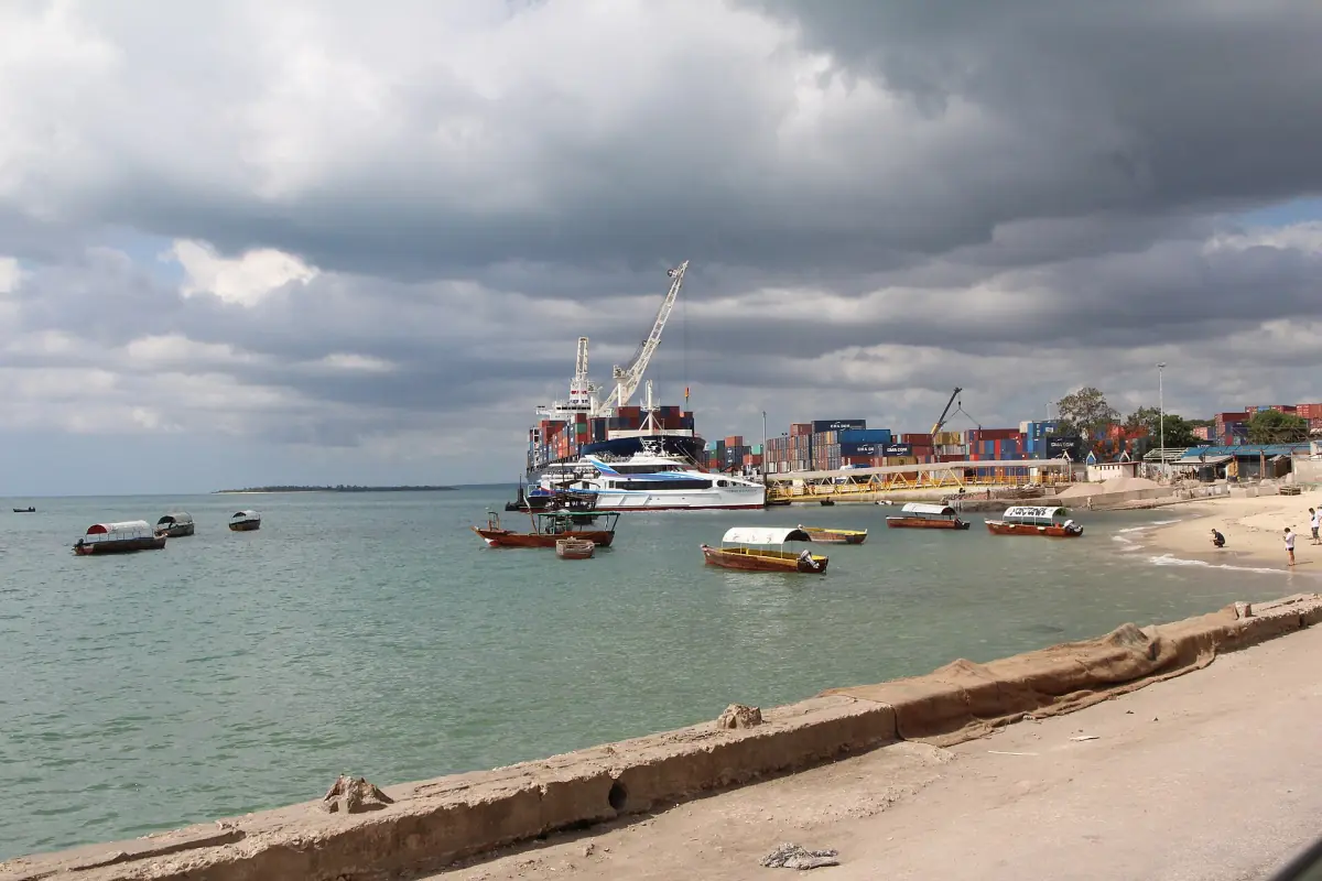 Ferry amarré dans le port de Stone Town avec des grues de manutention