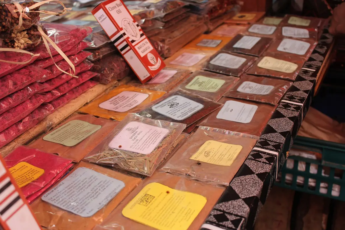 Päckchen mit gemahlenen Gewürzen auf einem Marktstand in Stone Town